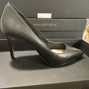 Banana Republic Madison black round heel